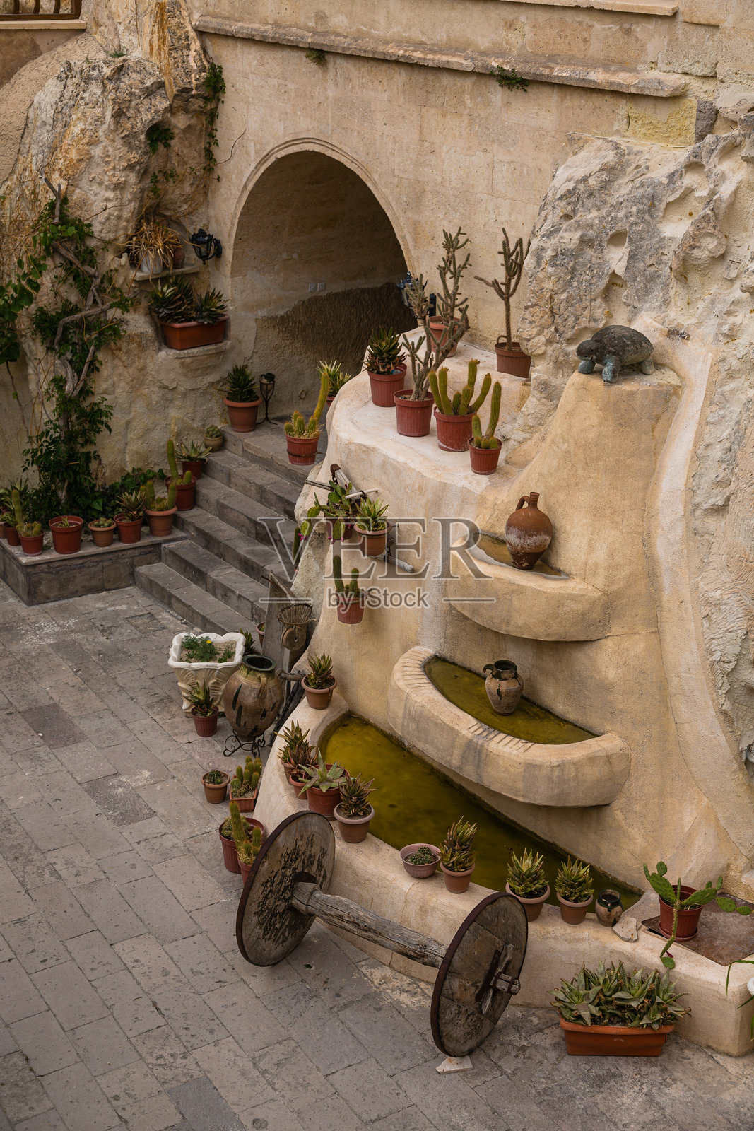 土耳其卡帕多奇亚的旅游基地乌尔居普的洞穴住宅照片摄影图片