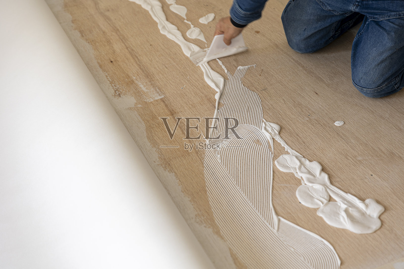 专业工匠安装软垫地板 - 家庭装修工作照片摄影图片