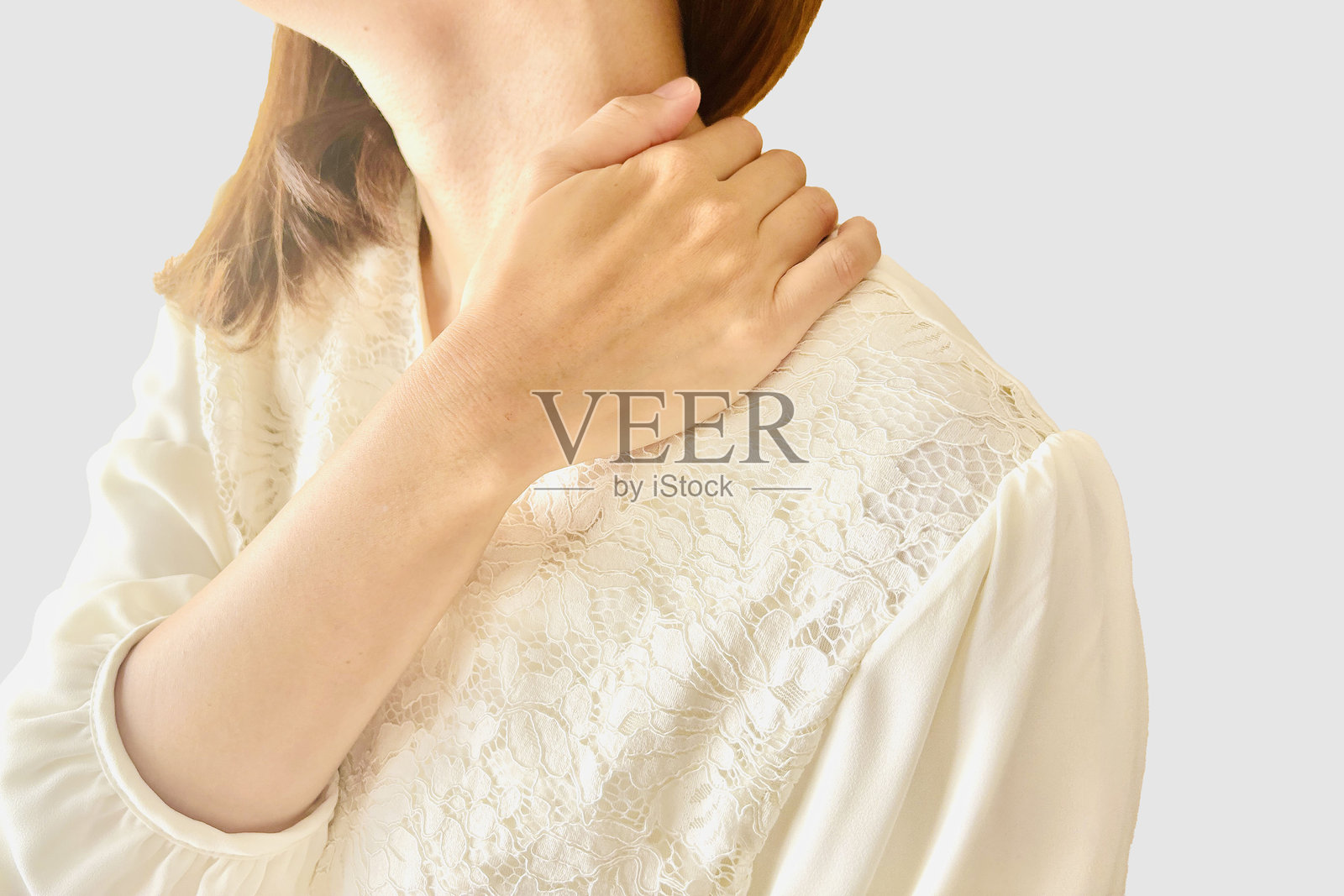 女人触摸她的肩膀和僵硬的肩膀照片摄影图片