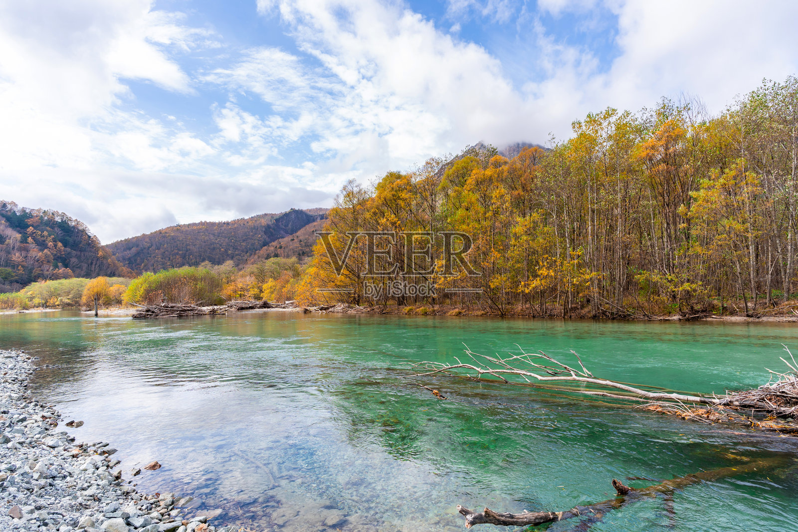 田代池，日本上高地美丽的秋季自然风光照片摄影图片