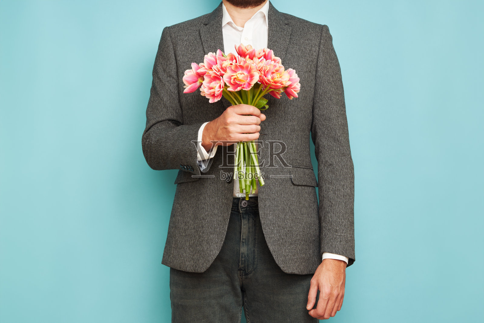 身穿西装的男人手捧郁金香花束照片摄影图片