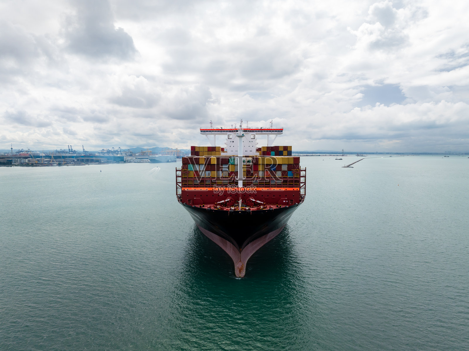 货运物流集装箱船在海上航行，进口出口商品并向亚太地区及全球的经销商和消费者分发产品。全球商业运输由集装箱船进行，正面视图。照片摄影图片