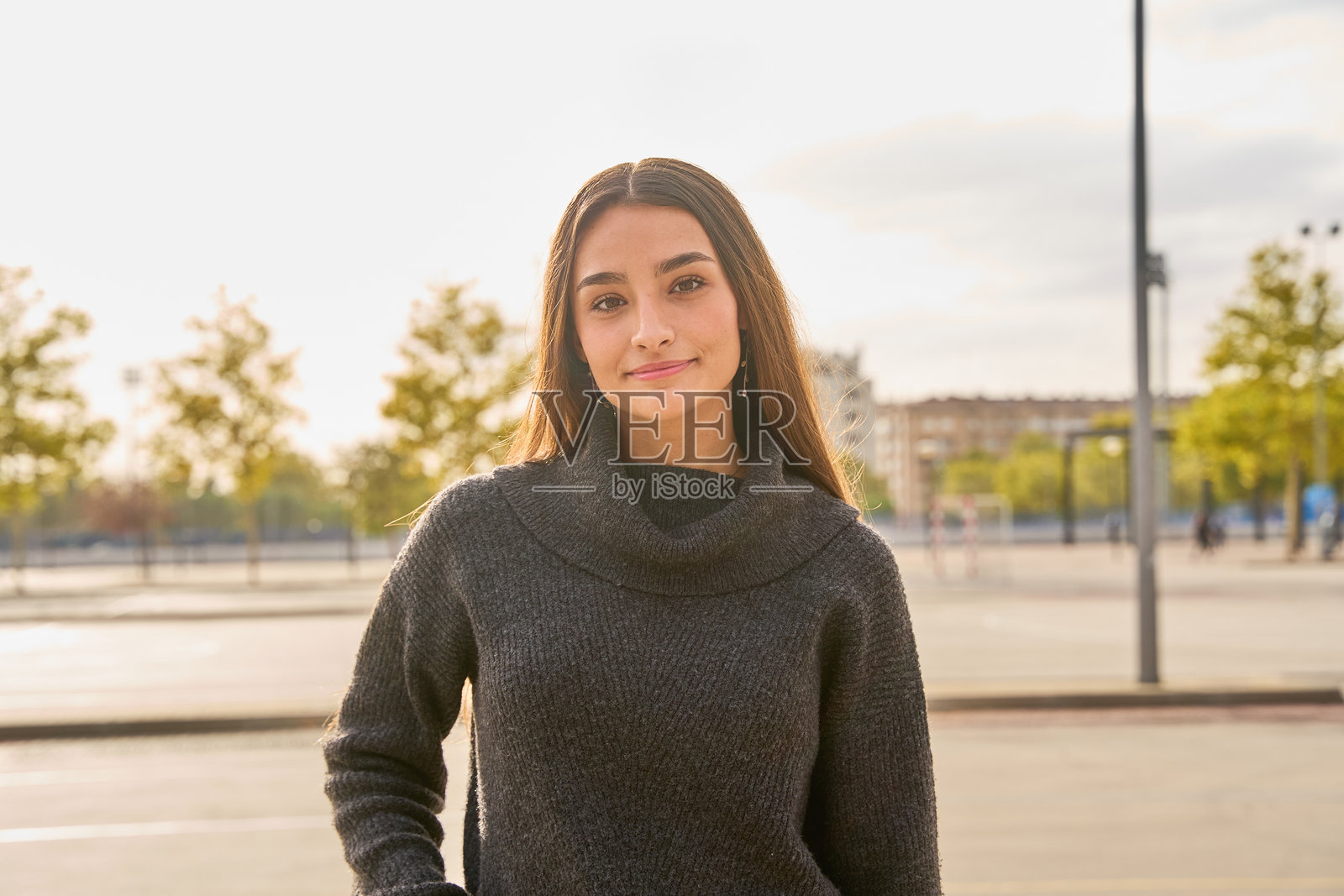 户外微笑柔和的年轻女性肖像照片摄影图片