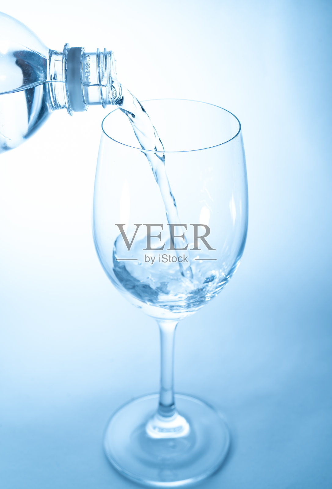 将水倒入酒杯中照片摄影图片