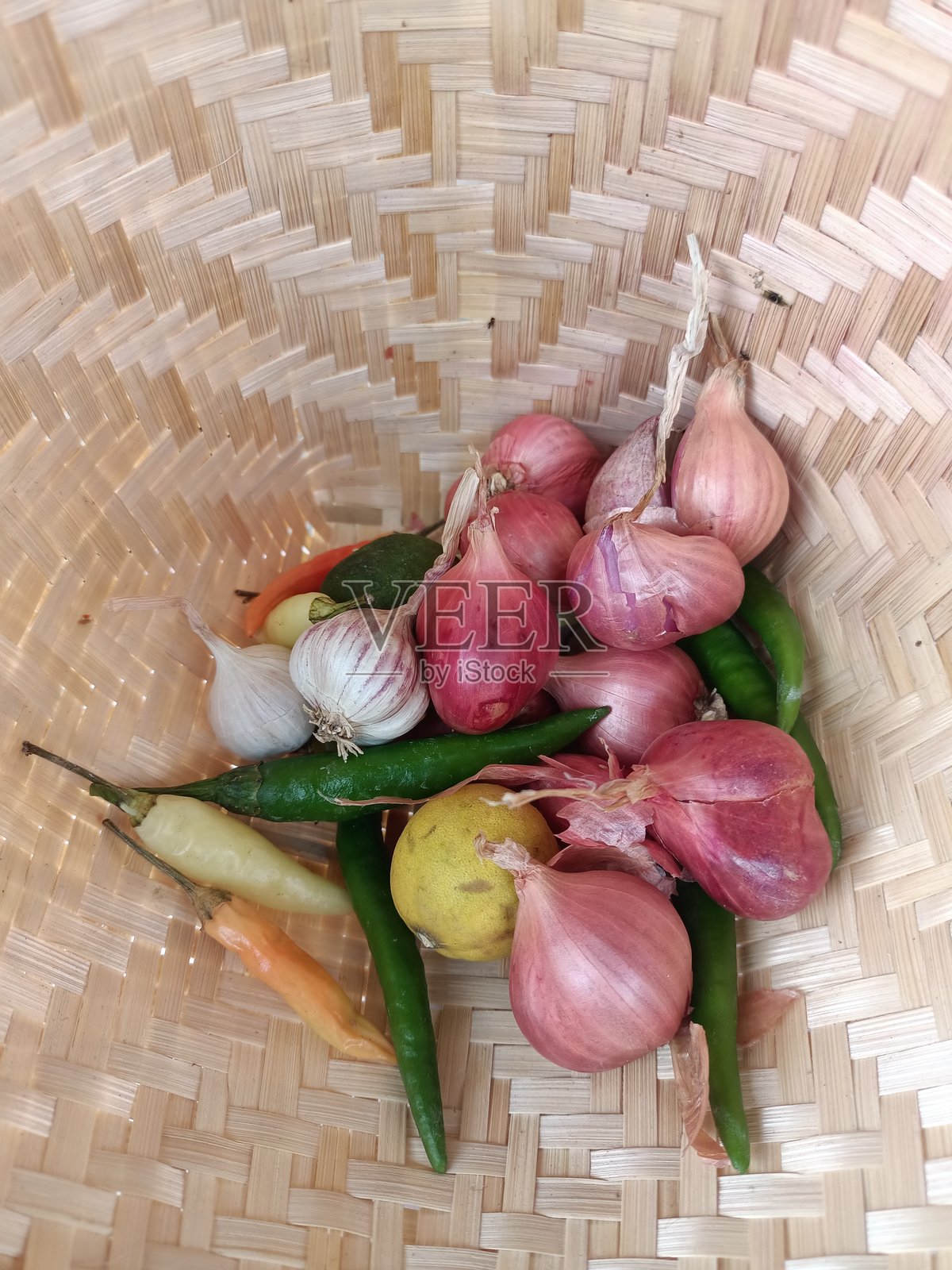 编织篮子里的地方调料照片摄影图片