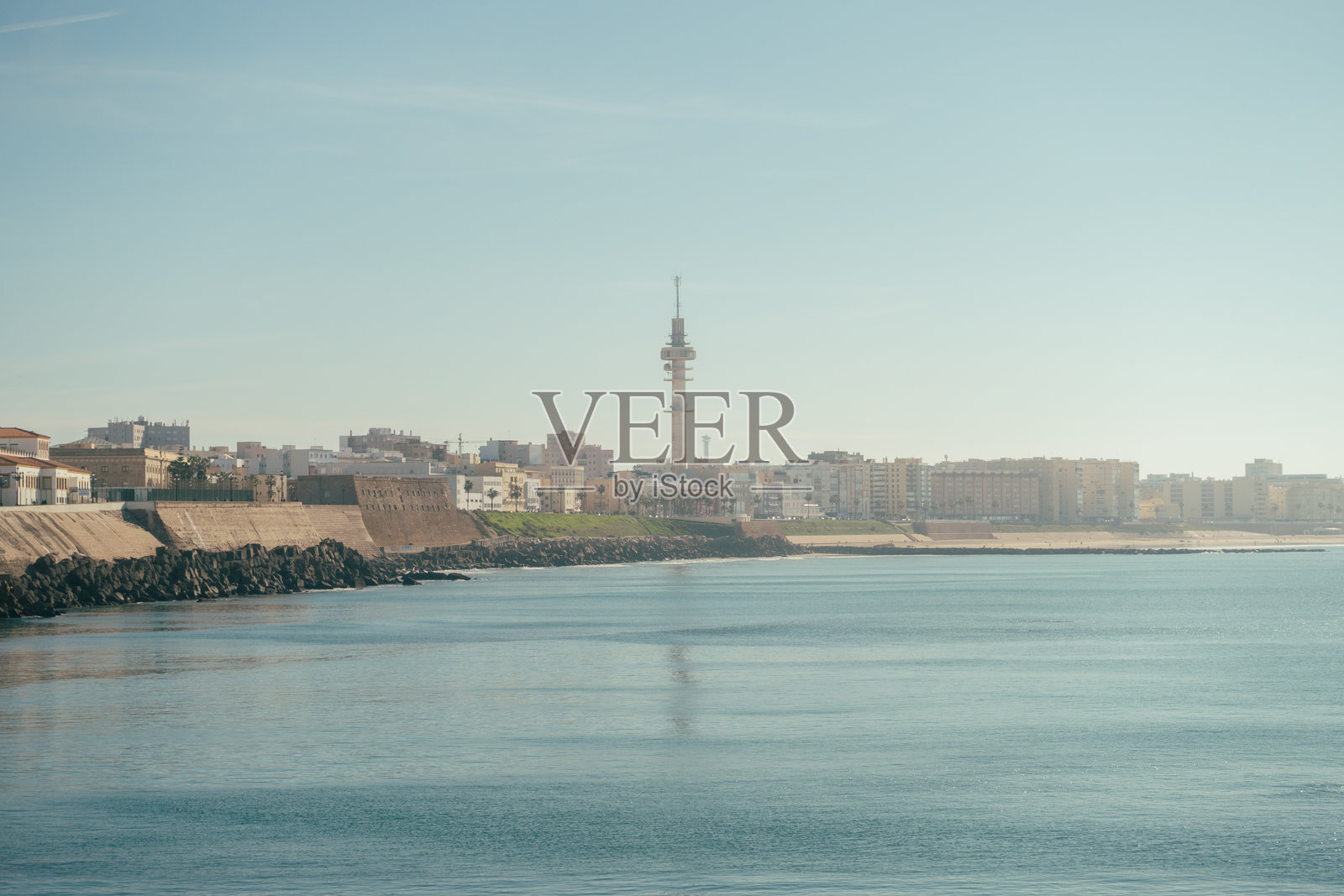 从海上俯瞰卡迪斯市。卡迪斯市的风景，著名的塔维拉二号通信塔映入眼帘。照片摄影图片