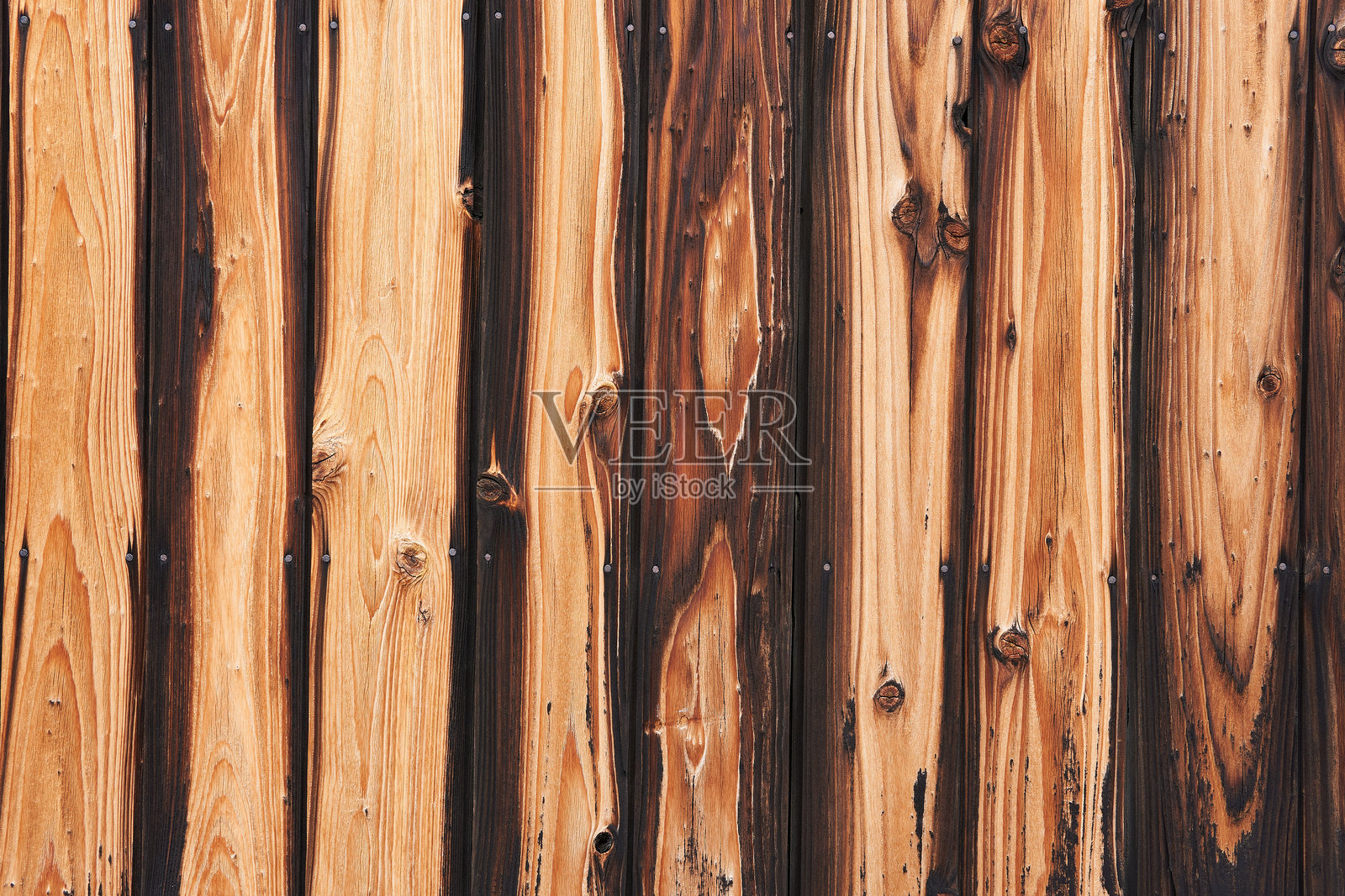 炭烧雪松外墙木材纹理。日本传统的烧杉木墙材料。背景纹理系列照片摄影图片
