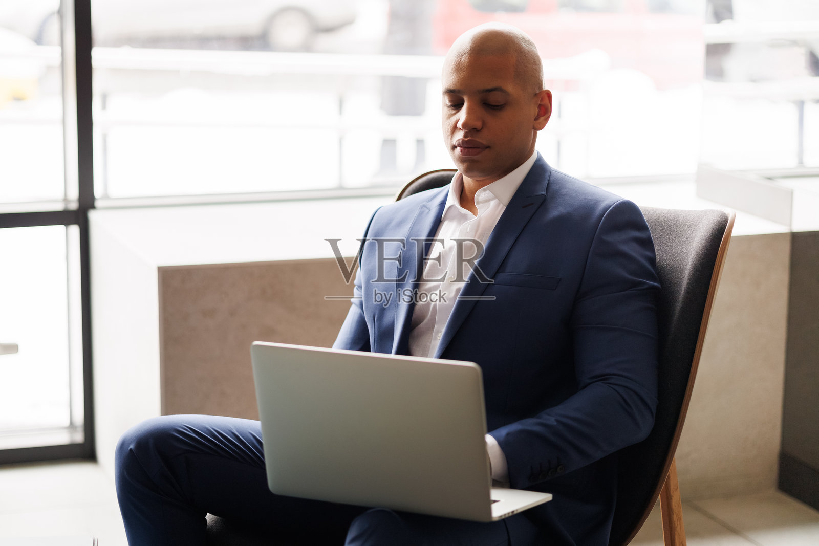 非裔美国商人在酒店大堂使用笔记本电脑照片摄影图片