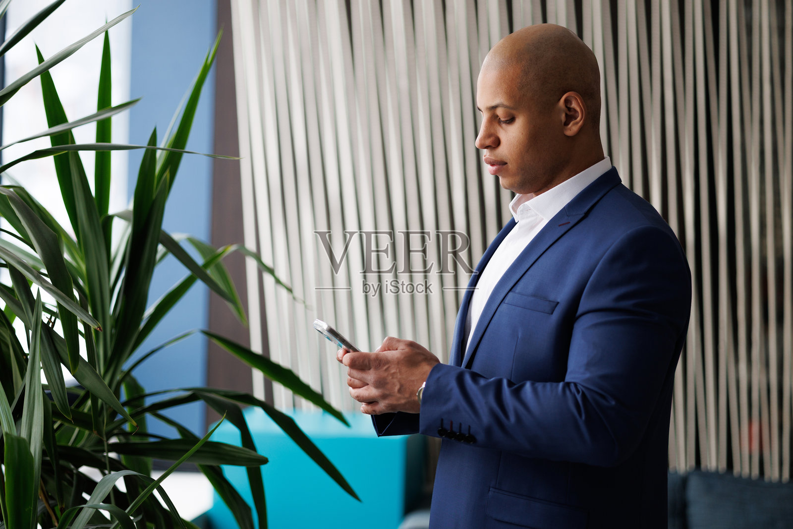 非裔美国经理在现代酒店使用手机照片摄影图片