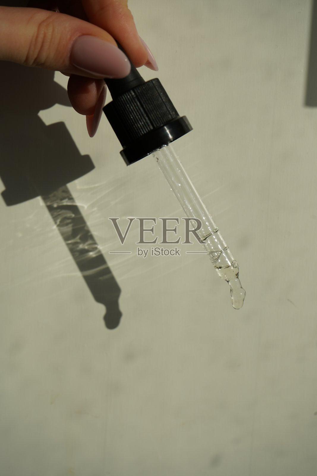 光辉的水滴：阳光下的玻璃滴管照片摄影图片