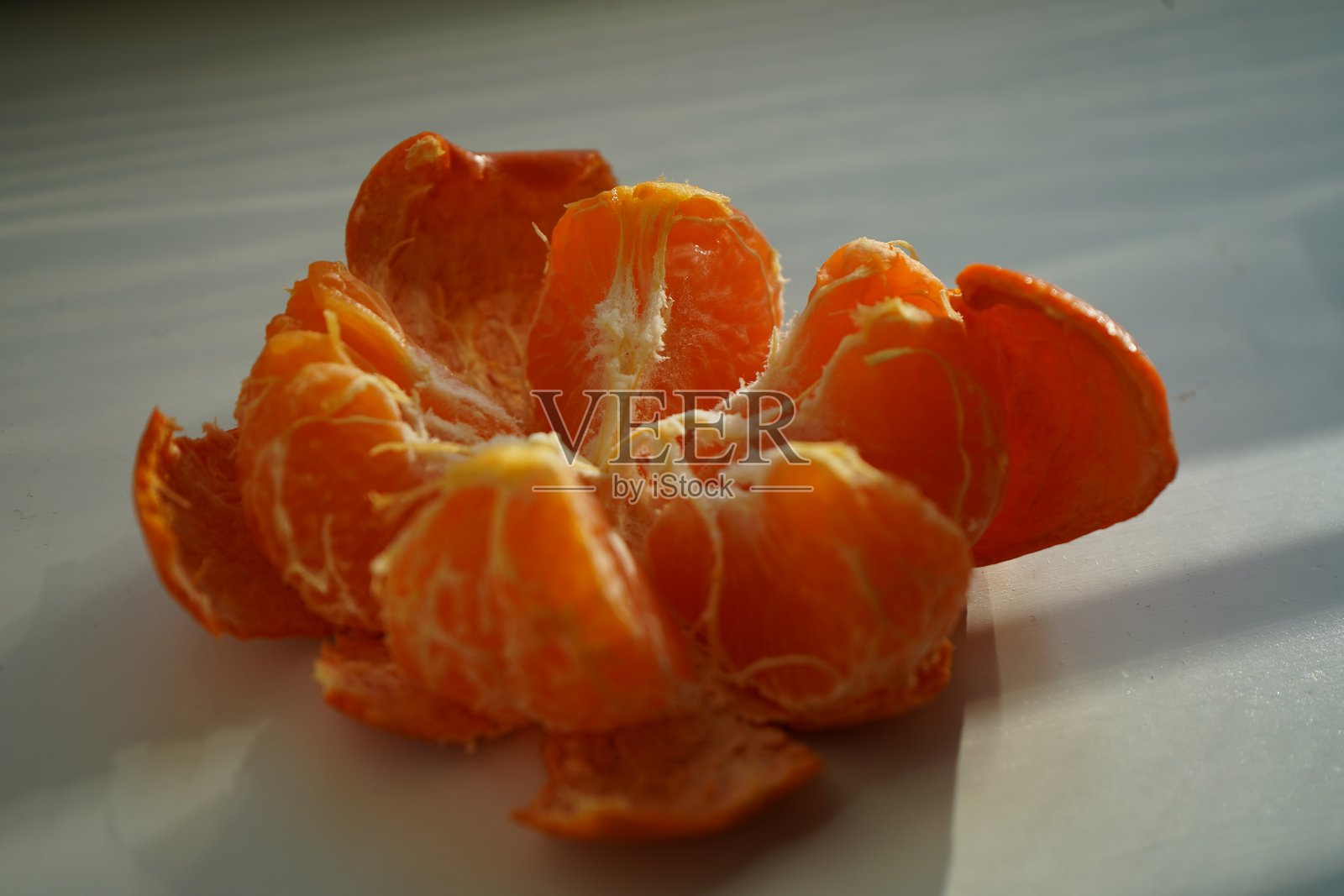 阳光下的柑橘：金色光线中的多汁橘子照片摄影图片