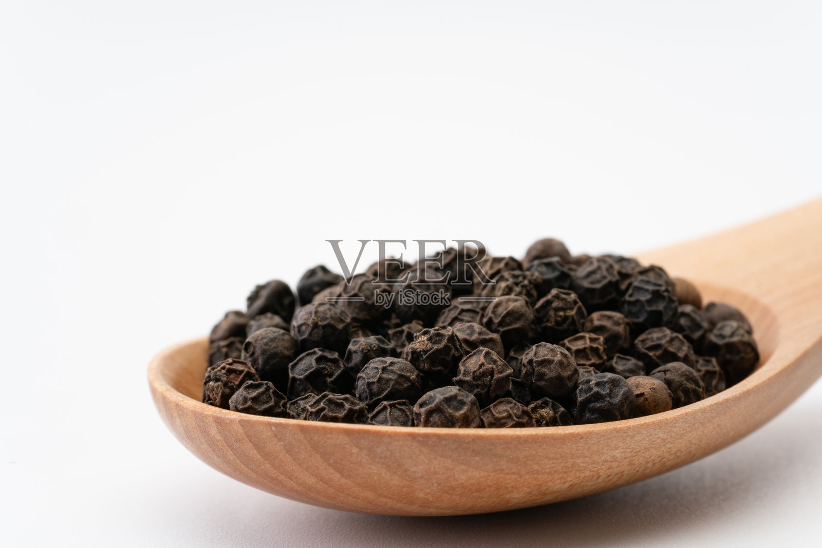 木勺上的整颗黑胡椒粒特写照片摄影图片