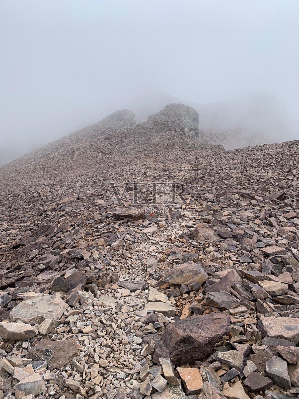 GR20小径在蒙特·辛托和提吉图避难所之间的雾中照片摄影图片