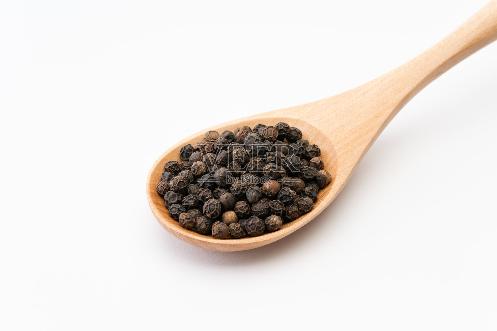 木勺上的整颗黑胡椒粒照片摄影图片