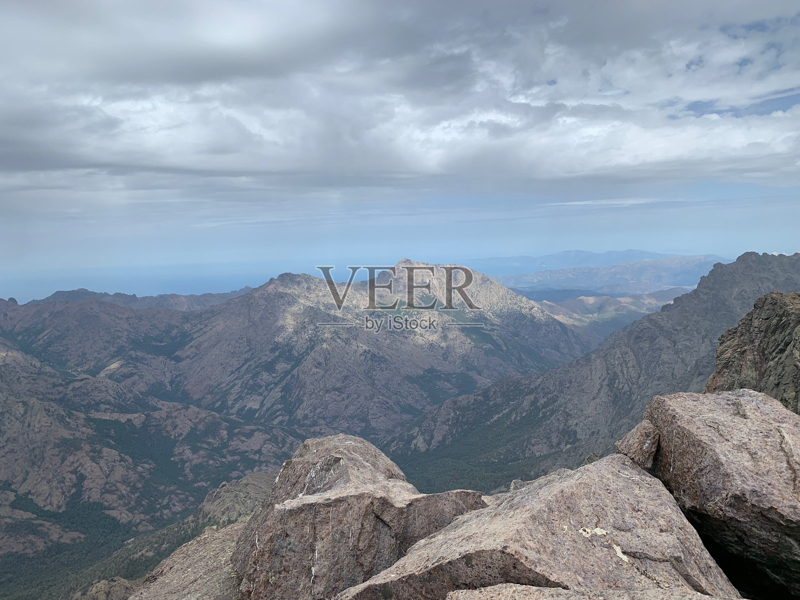 从科西嘉岛的蒙特辛托山顶俯瞰的景色照片摄影图片