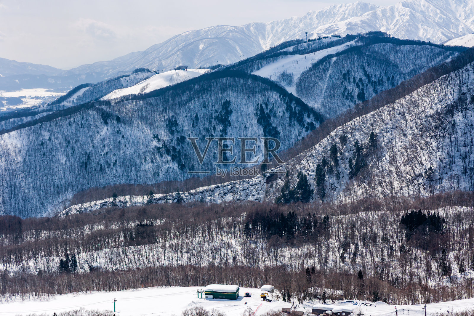 阳光明媚的滑雪胜地，阿尔卑斯山风光。长野县白马。照片摄影图片