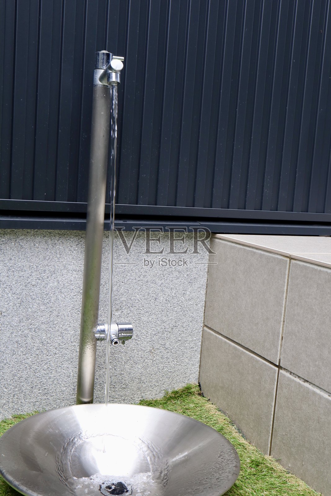 安装在家园中的立管。照片摄影图片