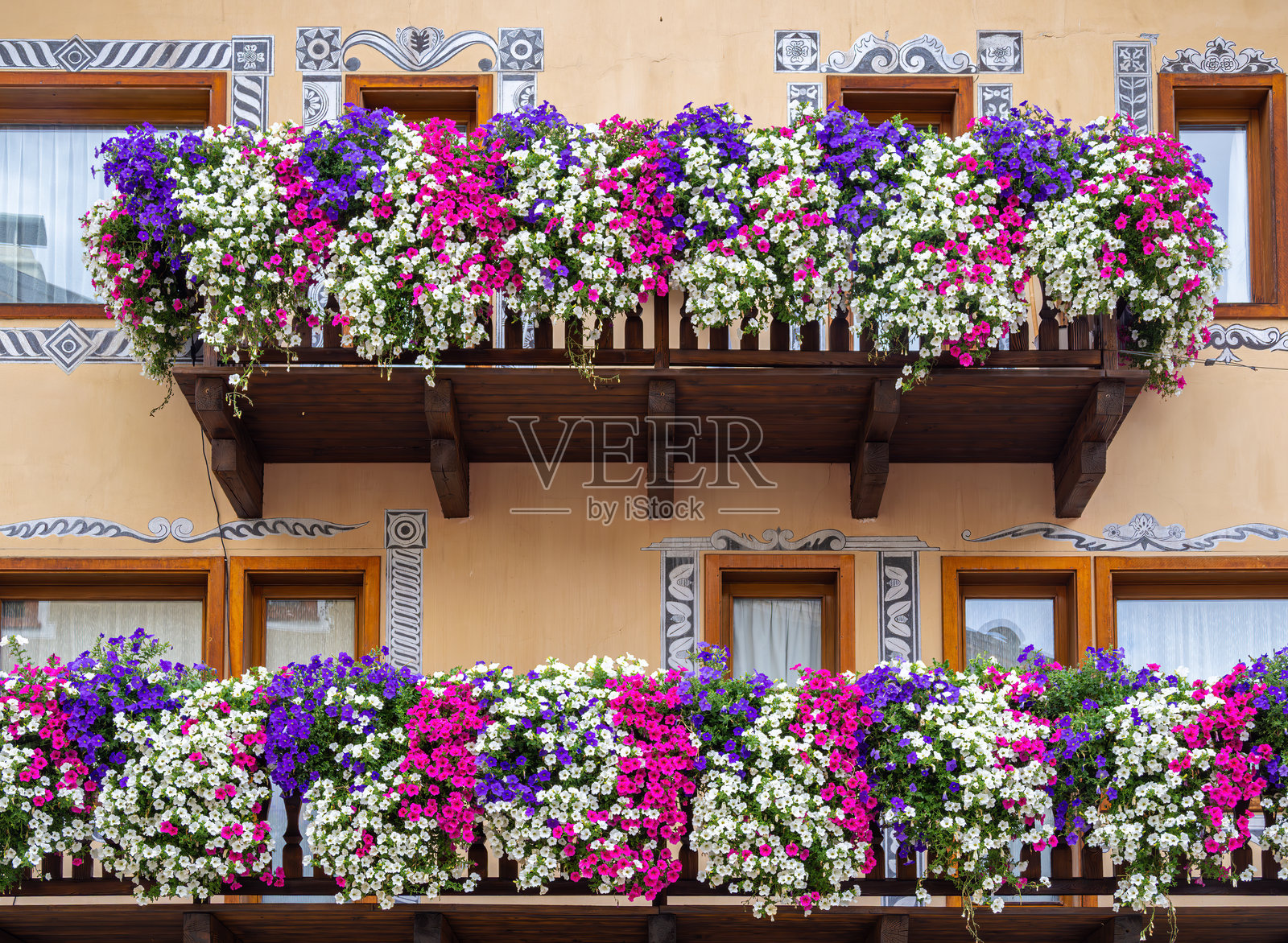 迷人的阳台装饰着鲜艳的矮牵牛花照片摄影图片