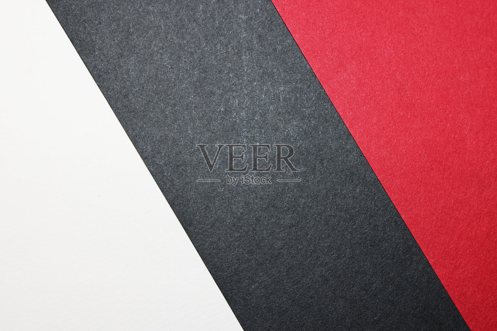 白色、黑色和红色的纸张背景。照片摄影图片