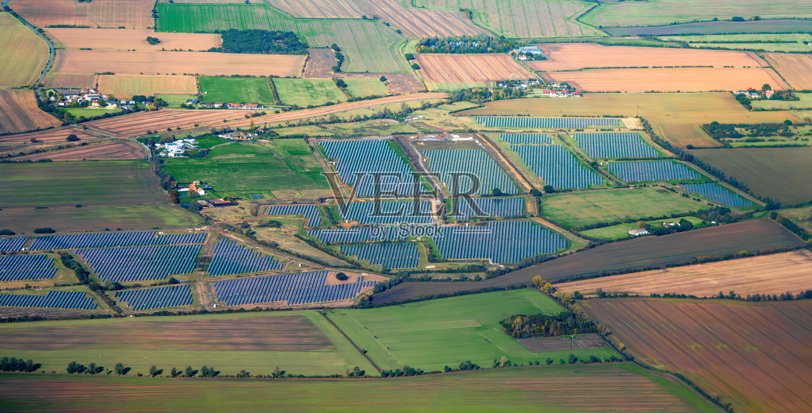英国乡村风景中的太阳能农场鸟瞰图照片摄影图片
