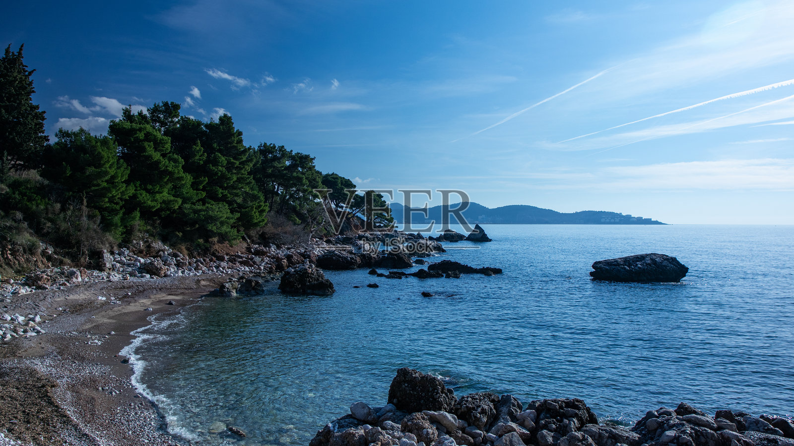 亚得里亚海沿岸的美丽景色，岩石海滩和郁郁葱葱的植被照片摄影图片