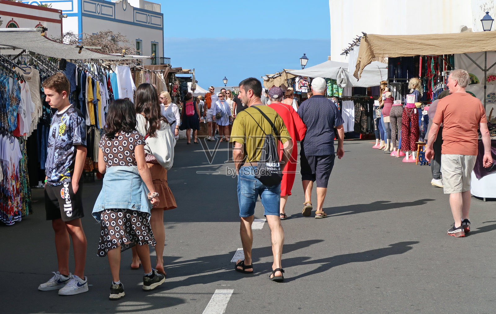 繁忙的星期五街市上人潮涌动。摩干港，格兰卡纳里亚岛照片摄影图片