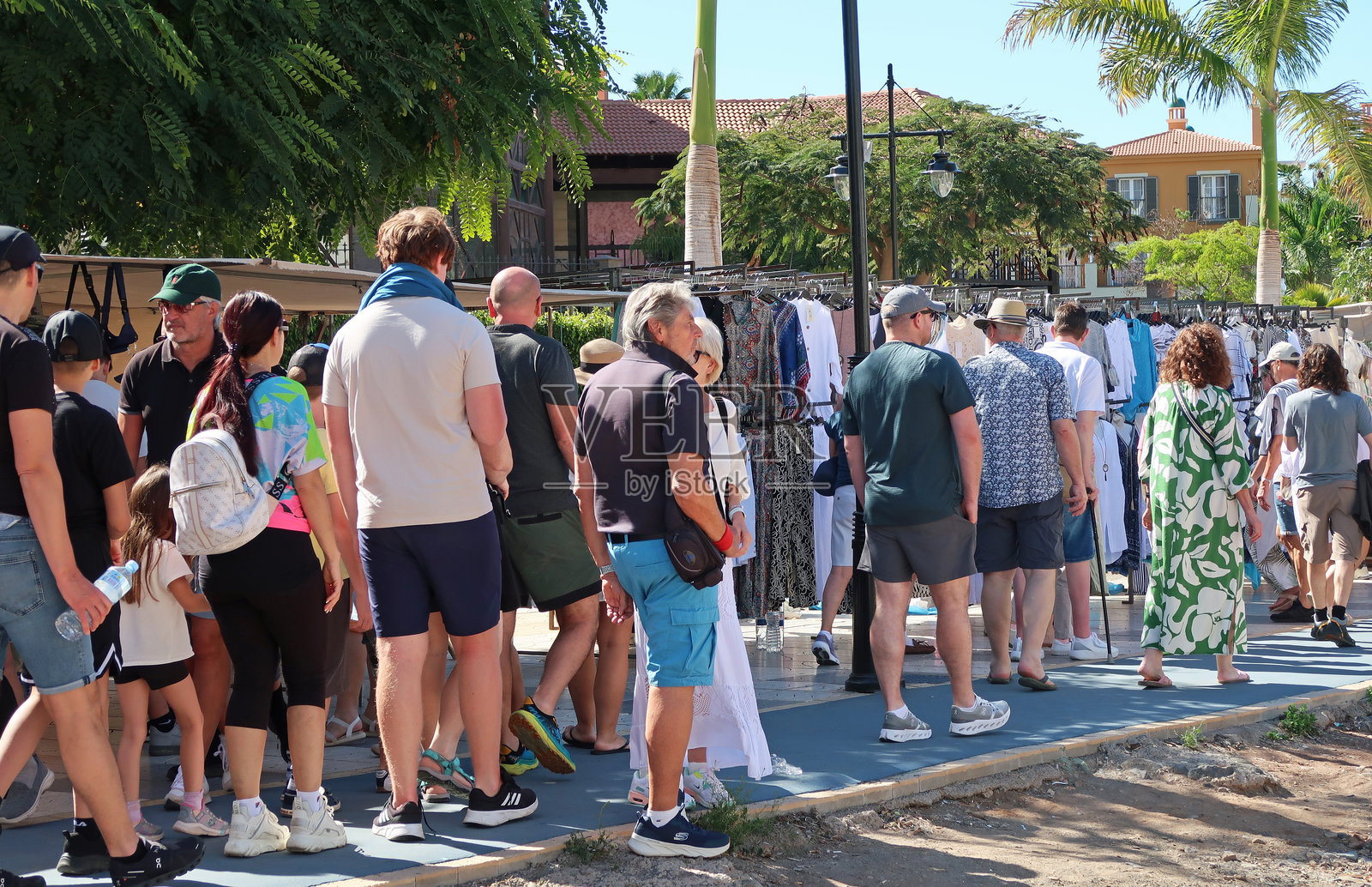 繁忙的星期五街市上人潮涌动。摩干港,格兰卡纳里亚岛照片摄影图片