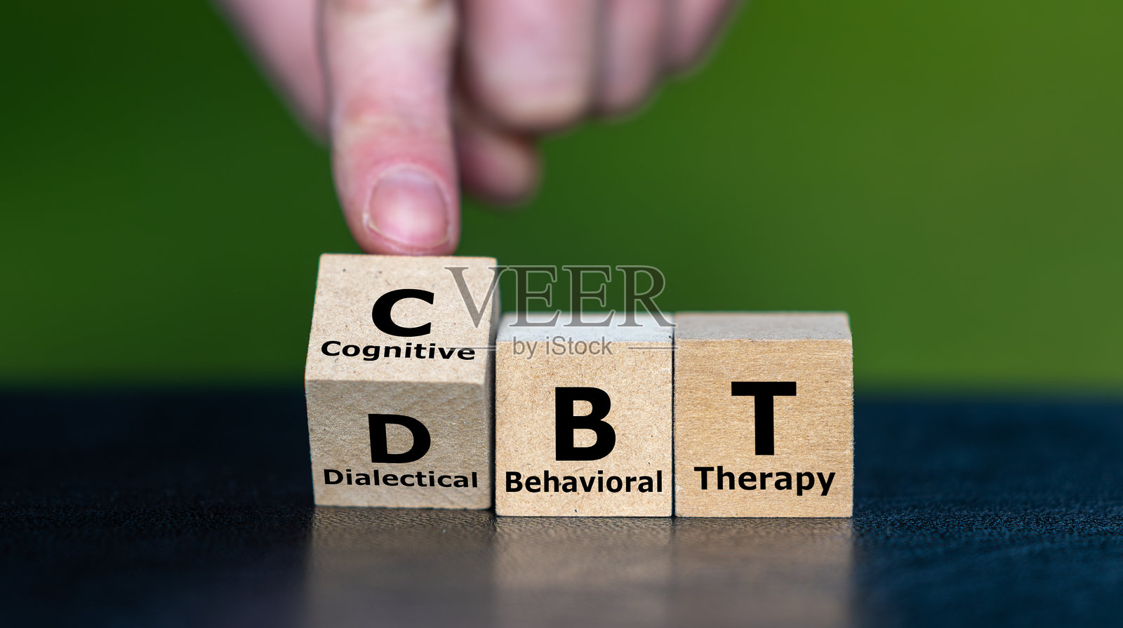 立方体形成缩写CBT（认知行为疗法）和DBT（辩证行为疗法）。照片摄影图片