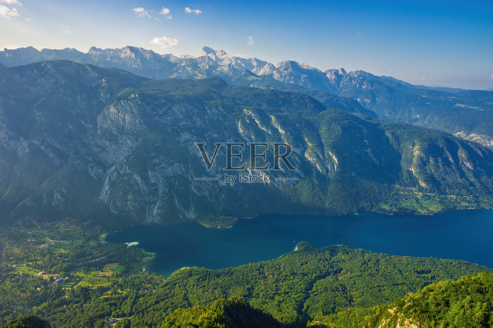 博欣湖和朱利安阿尔卑斯山在阳光明媚的夏日高耸于绿色山谷之上，斯洛文尼亚照片摄影图片