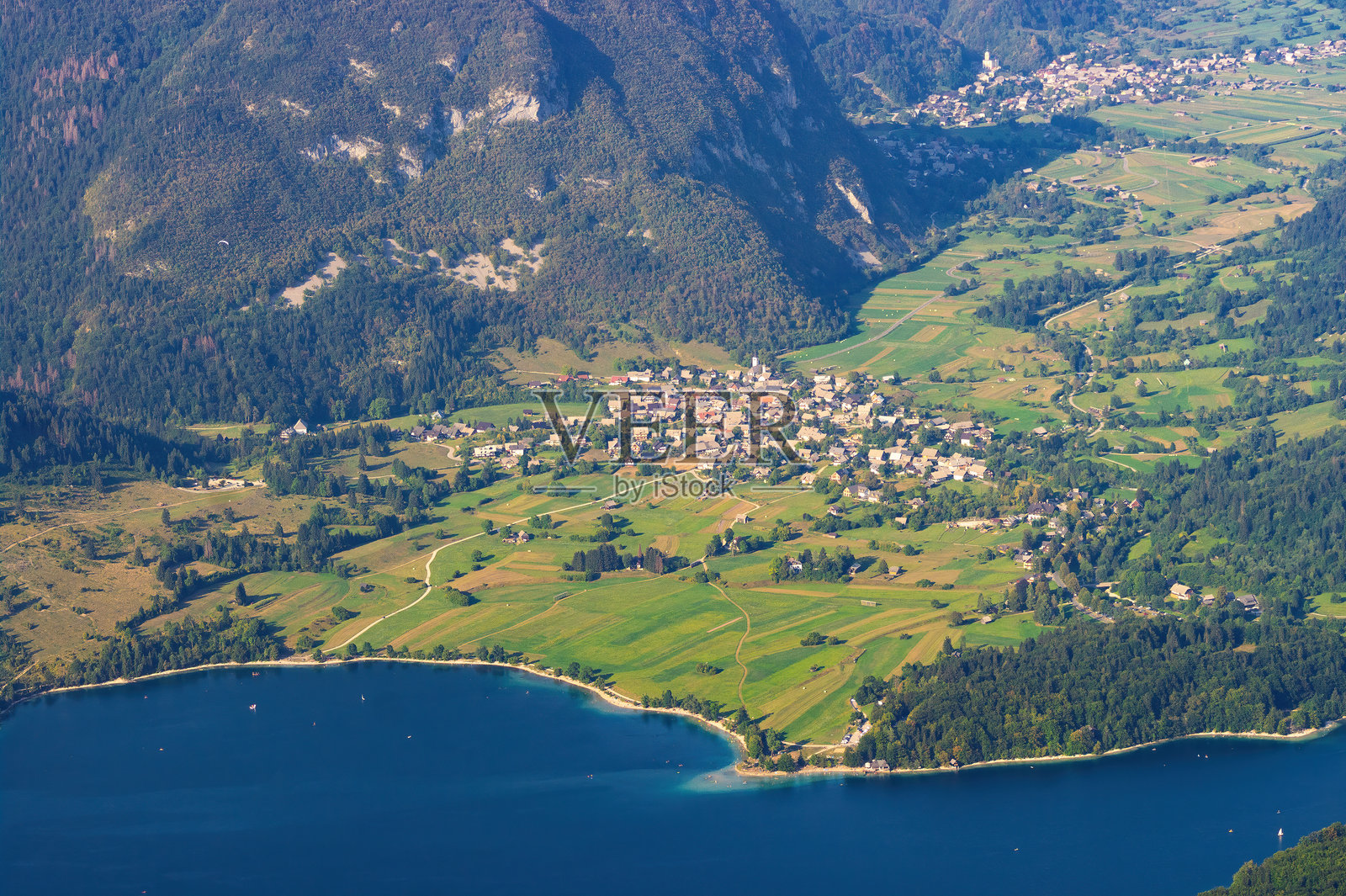 斯洛文尼亚朱利安阿尔卑斯山的沃根山上俯瞰博欣湖、斯塔拉·富济纳和斯图多尔村庄照片摄影图片