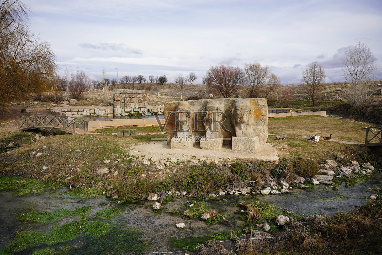 土耳其科尼亚贝伊谢希尔的埃夫拉顿·皮纳尔纪念碑照片摄影图片