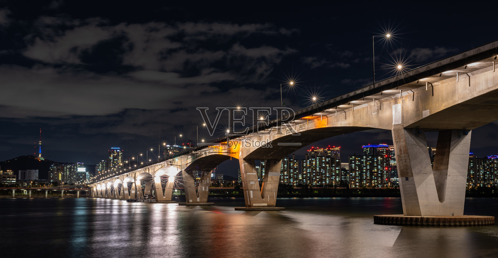 汉江夜景与首尔城市天际线，韩国首都照片摄影图片