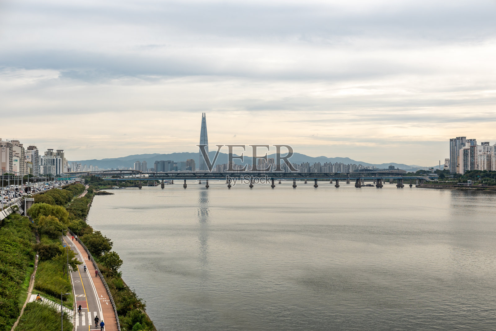 汉江和韩国首都首尔的城市风景照片摄影图片