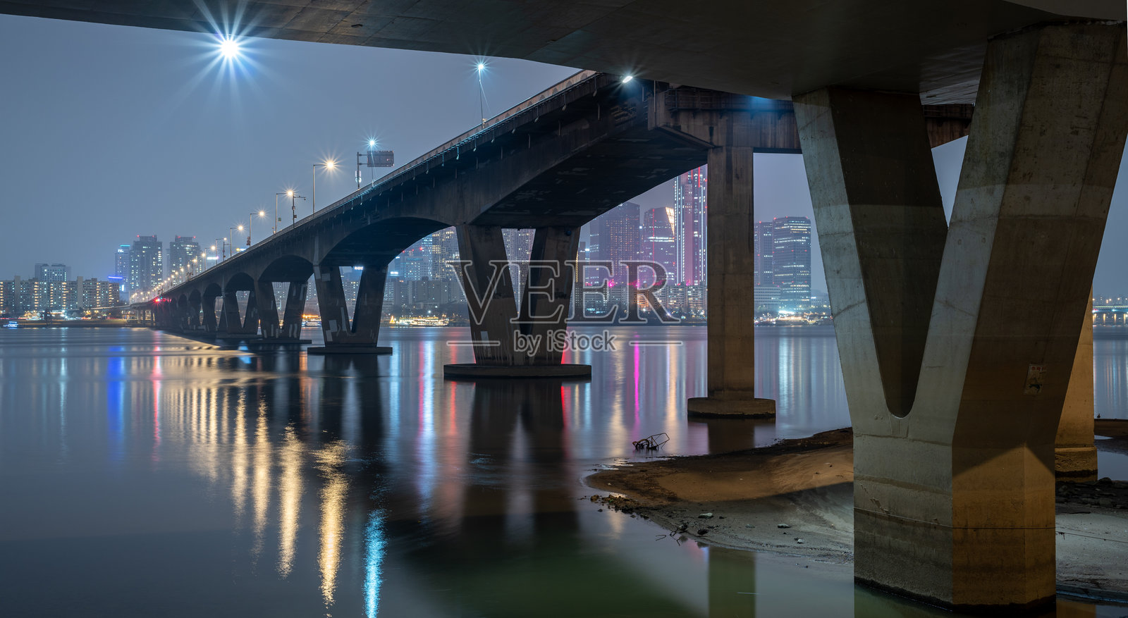 汉江的全景夜景和首尔城市天际线，韩国首都照片摄影图片