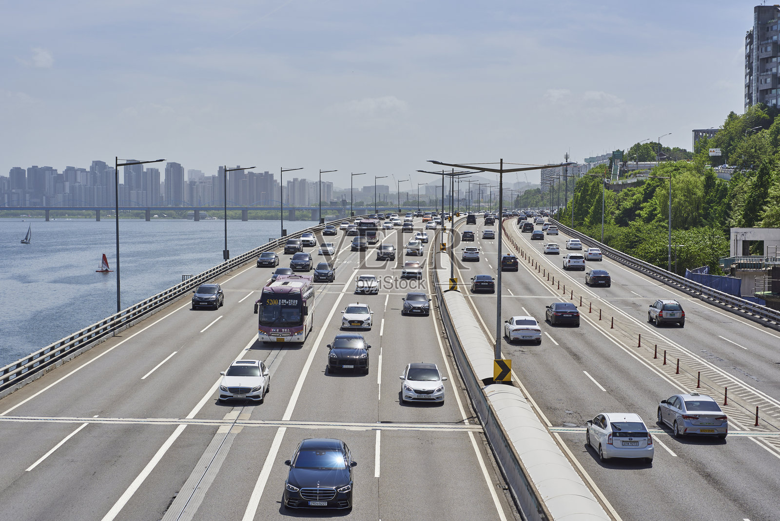 首尔,韩国首都,汉江沿岸的高速公路交通照片摄影图片