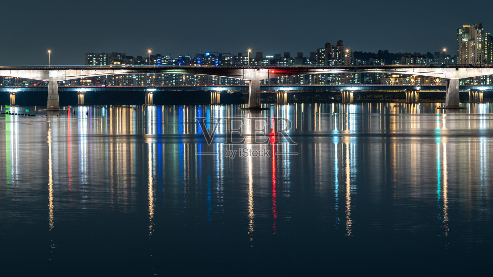 汉江的全景夜景和首尔城市天际线，韩国首都照片摄影图片