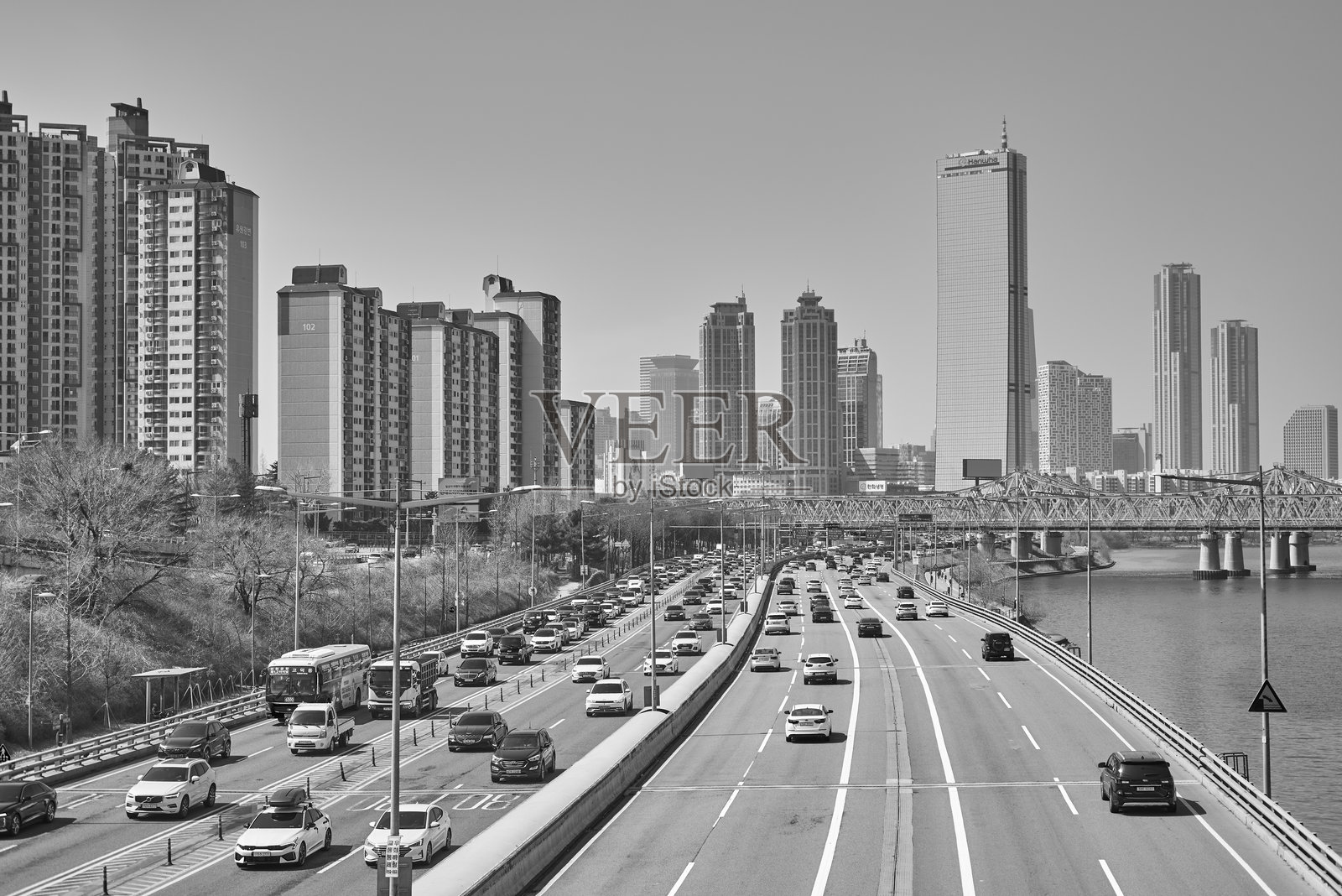 首尔，韩国首都，汉江沿岸的高速公路交通照片摄影图片