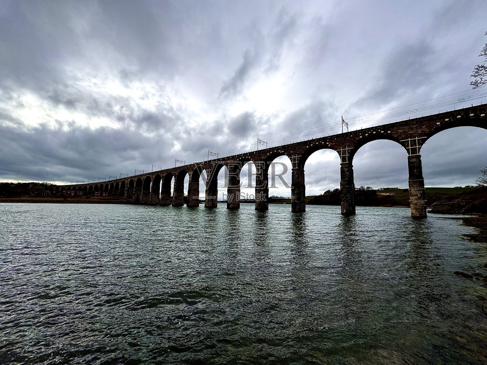 皇家边界桥横跨位于诺森伯兰的贝里克港的特威德河照片摄影图片