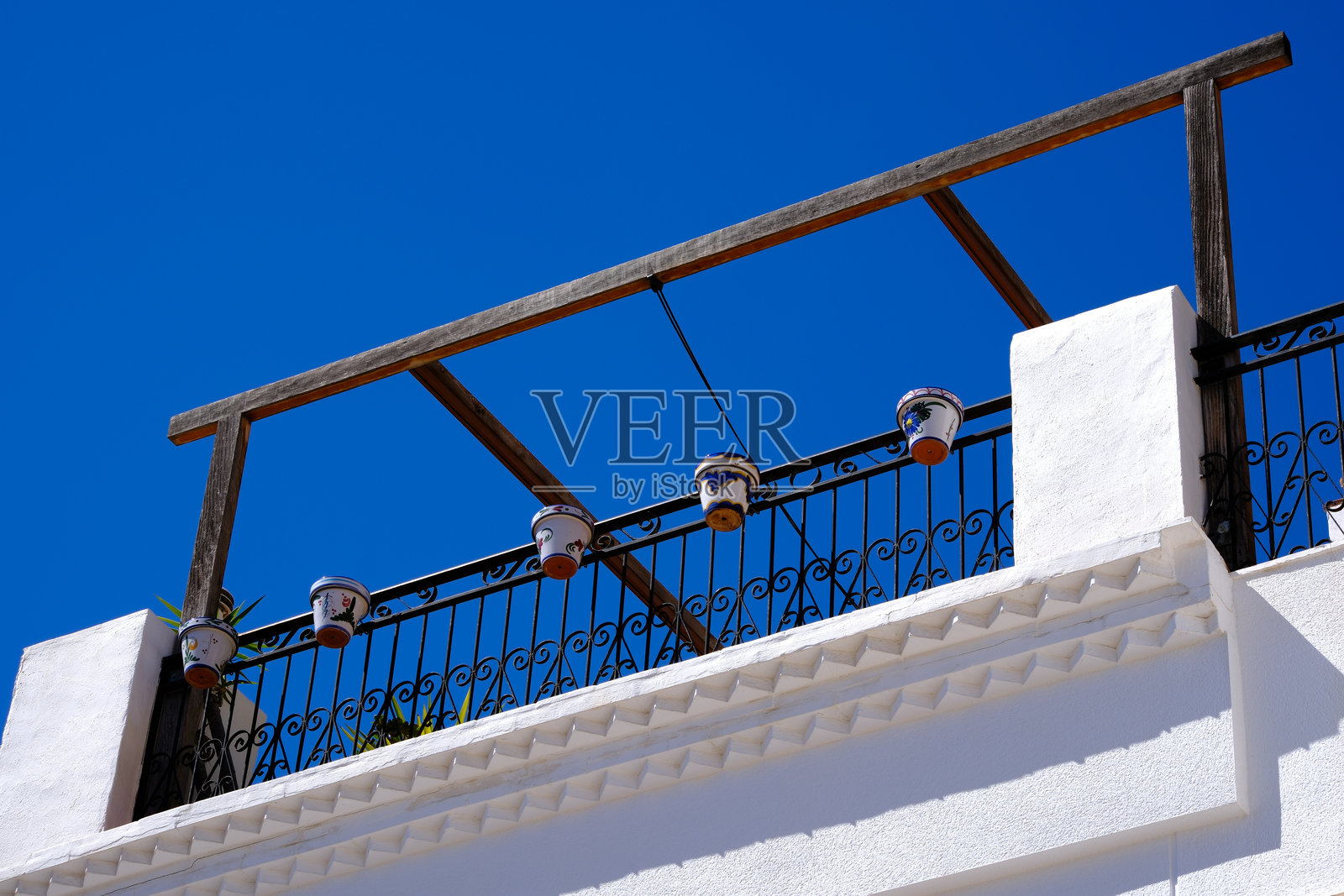 阳光明媚的地中海露台，蓝天和装饰花盆照片摄影图片