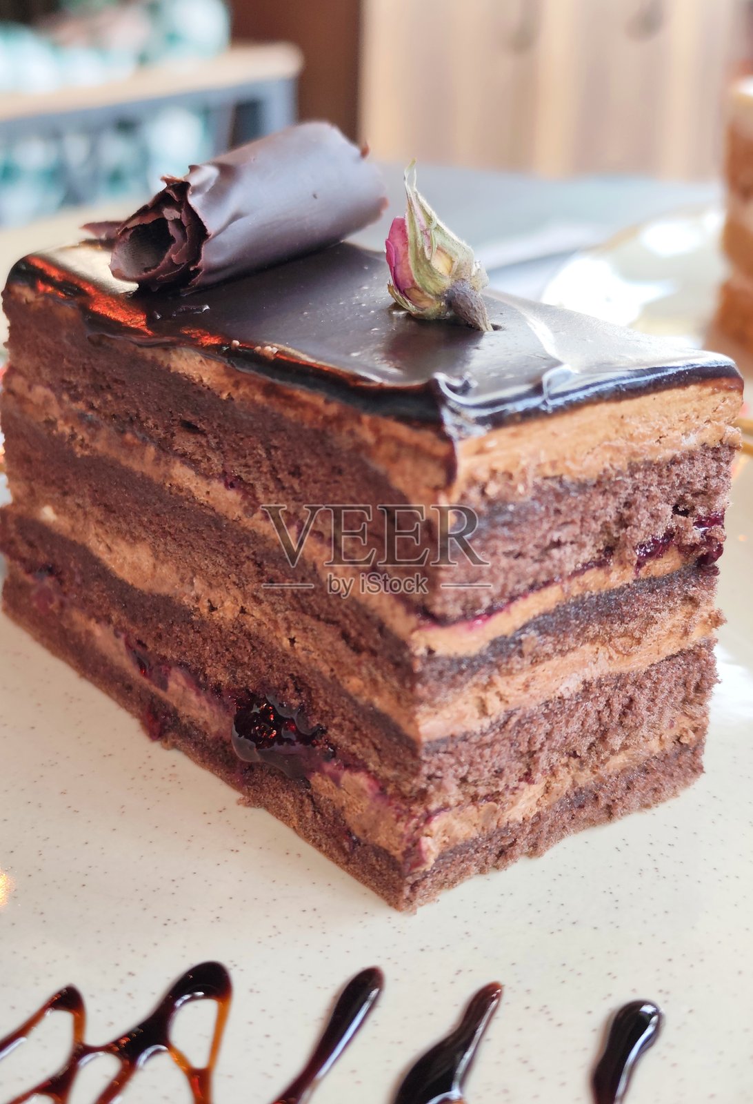 巧克力蛋糕内含浆果照片摄影图片