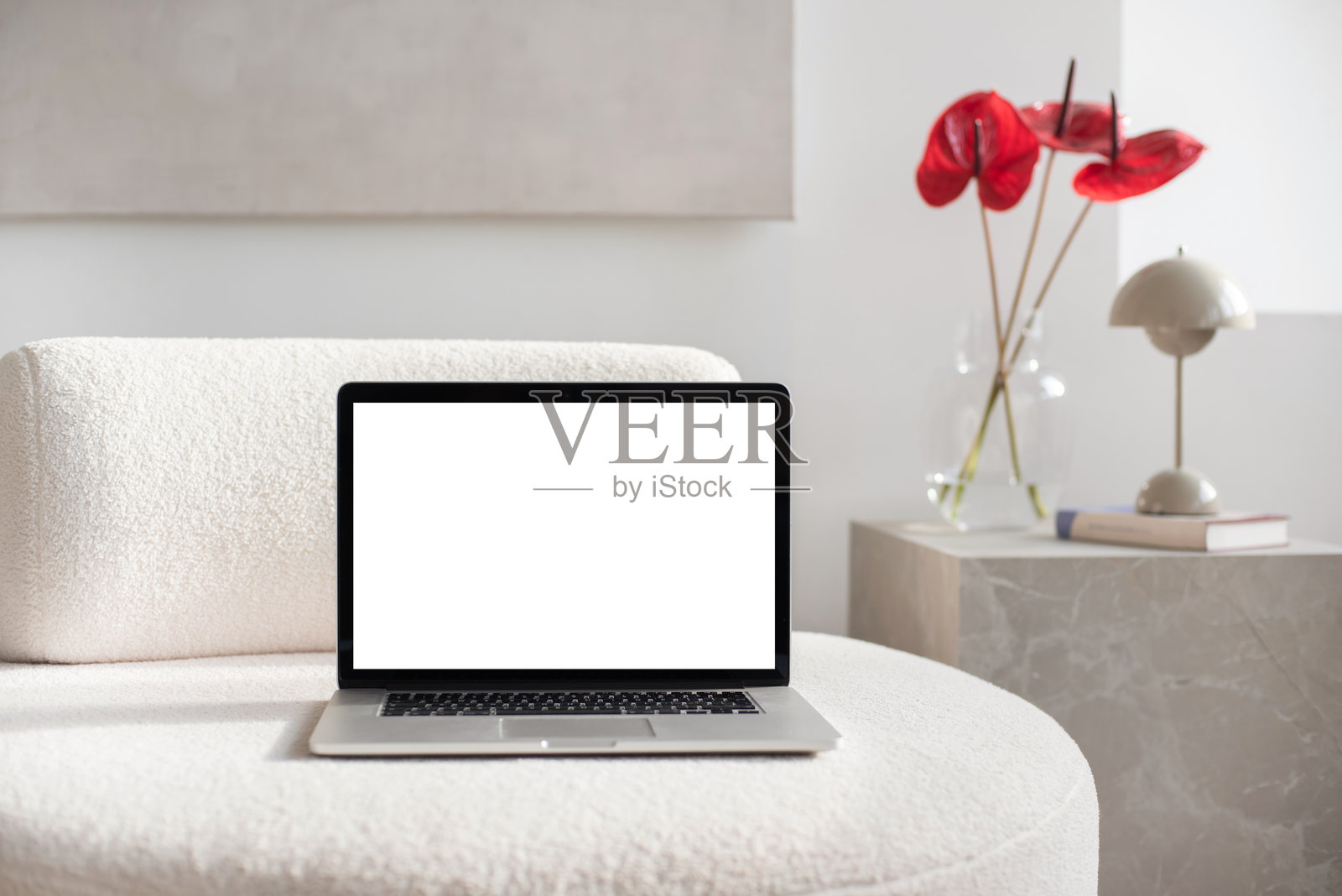 舒适的工作场所。家中笔记本电脑的空白屏幕模型照片摄影图片