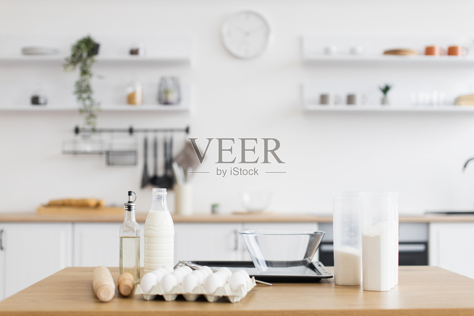 现代厨房台面上摆放着烘焙食材，柔和的中性色调照片摄影图片