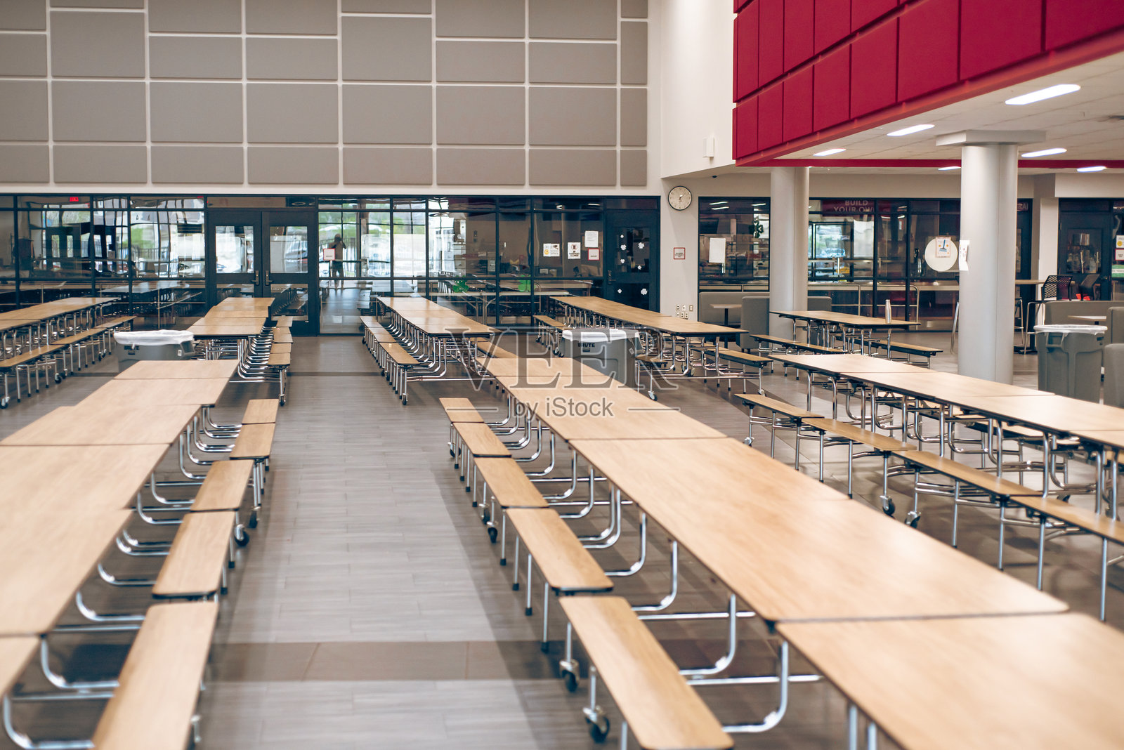 空的矩形移动餐饮桌，配有长椅座位，方便中学生在德克萨斯州达拉斯近距离就坐或分开就坐，层压桌面耐刮擦和污渍，粉末涂层钢框架照片摄影图片