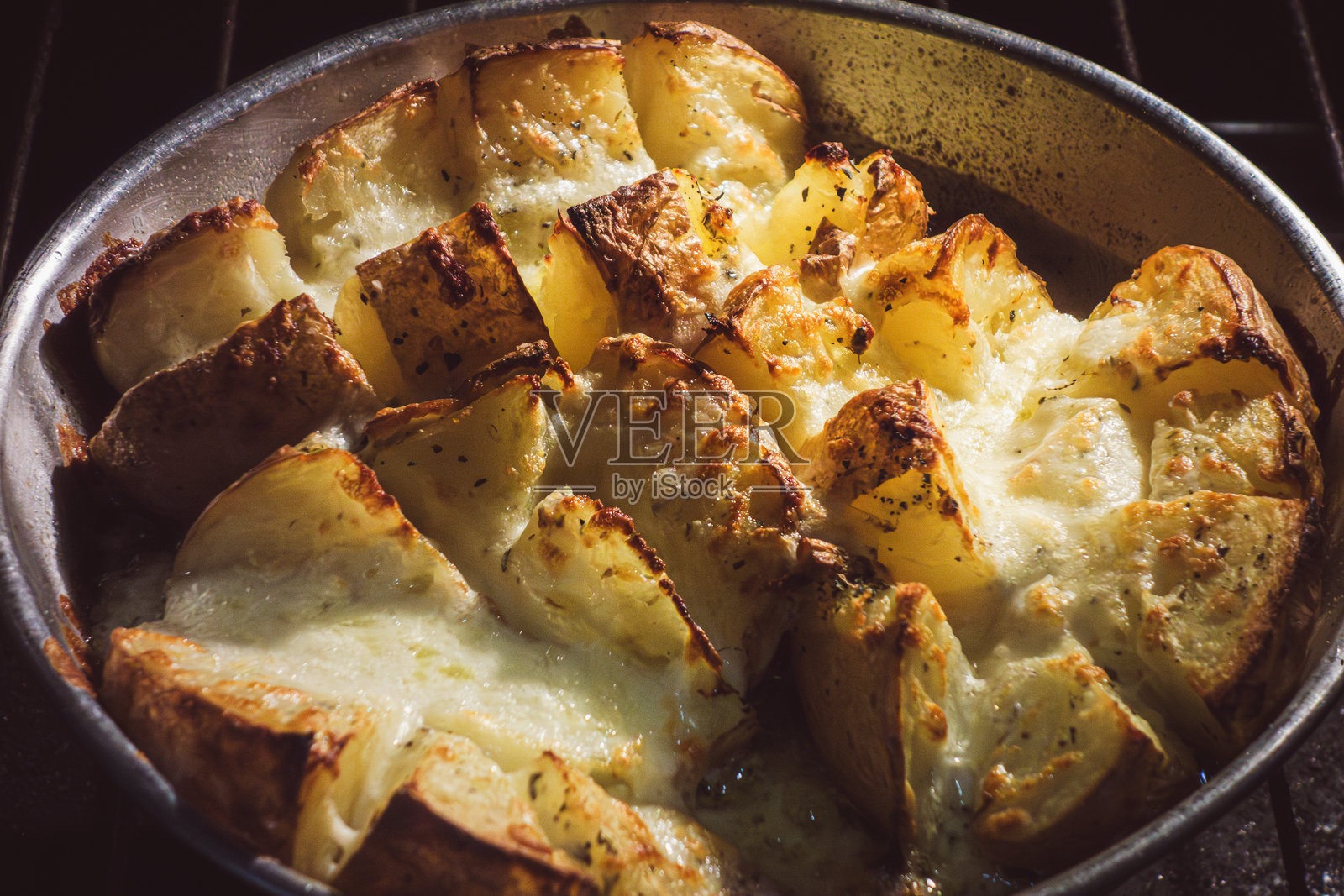 马铃薯皮上覆盖着马苏里拉奶酪的烤土豆照片摄影图片