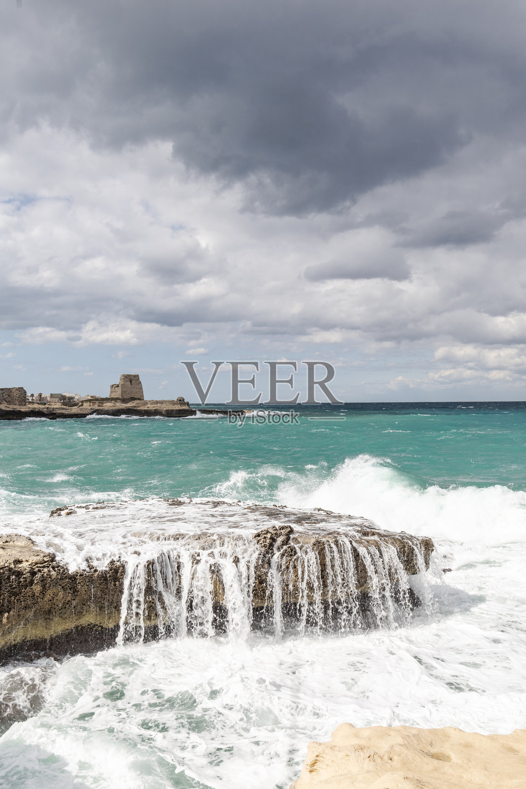 莱切附近的自然奇观——诗歌洞穴的秋日宁静照片摄影图片