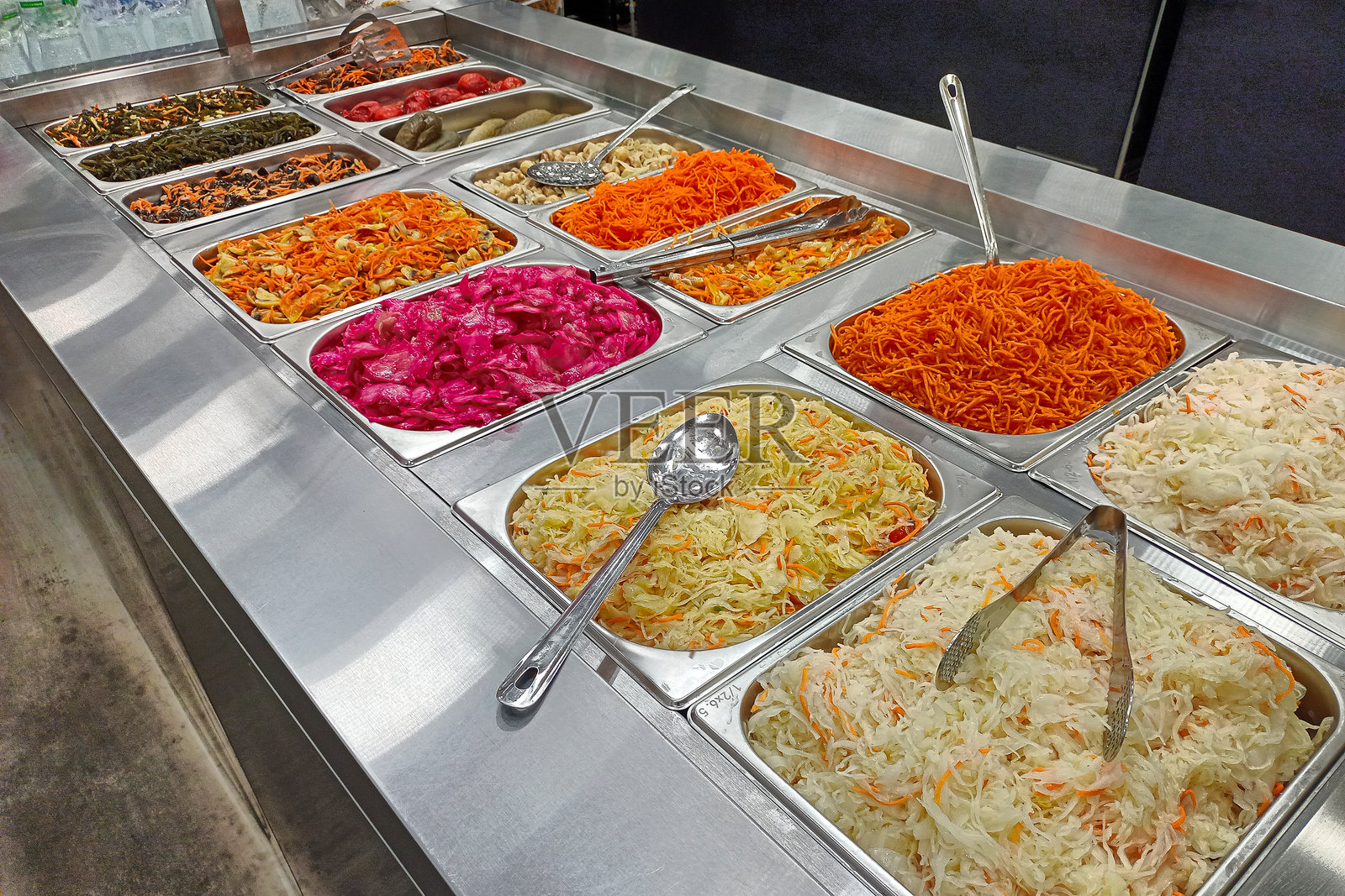 自助沙拉吧，配有各种腌制蔬菜照片摄影图片