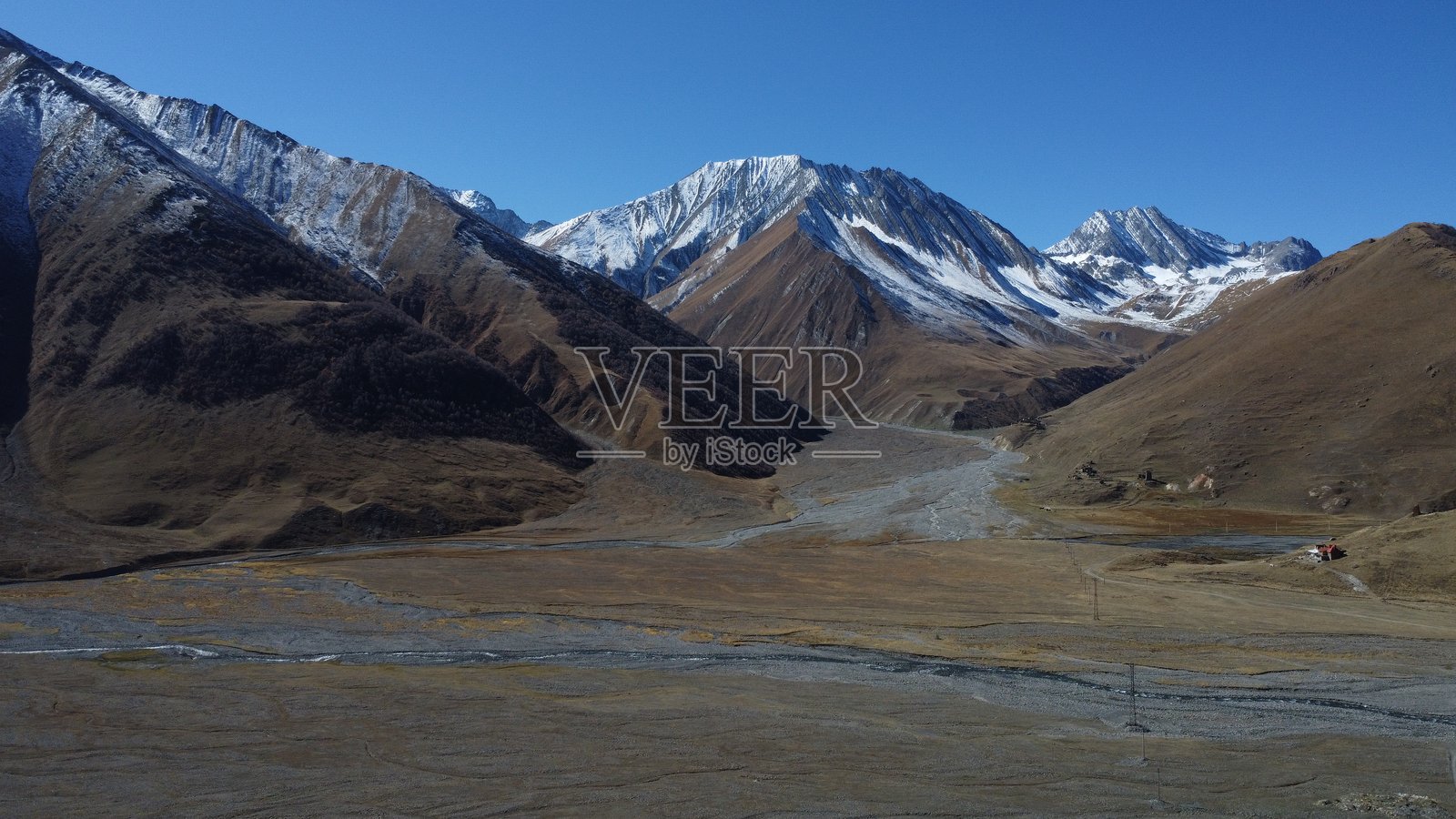 高加索山脉位于格鲁吉亚和俄罗斯的边界上。格鲁吉亚照片摄影图片