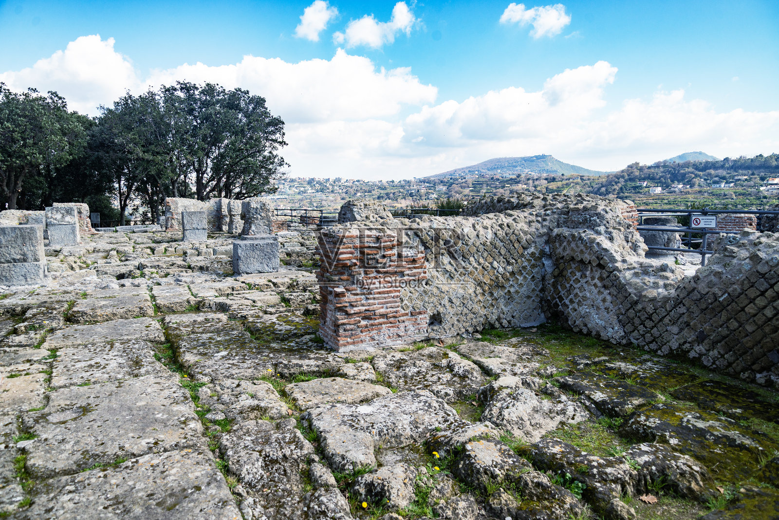 古代考古城市库马埃，意大利半岛上第一个古希腊殖民地，位于那不勒斯附近。照片摄影图片