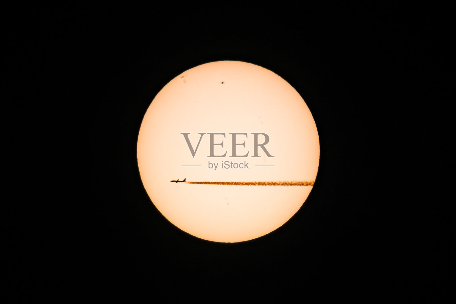 飞机经过太阳照片摄影图片