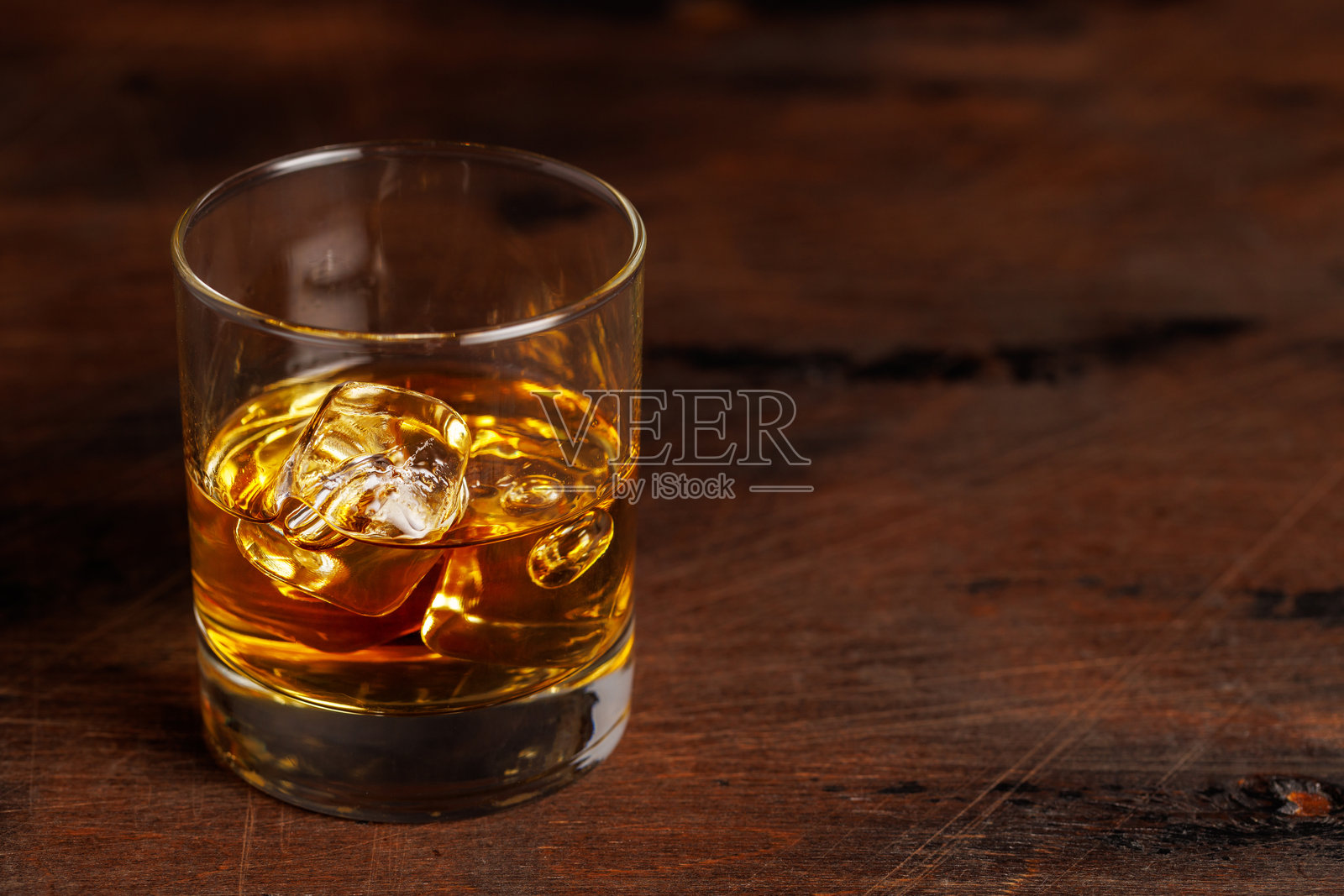 一只装满金色琥珀威士忌的经典威士忌杯照片摄影图片